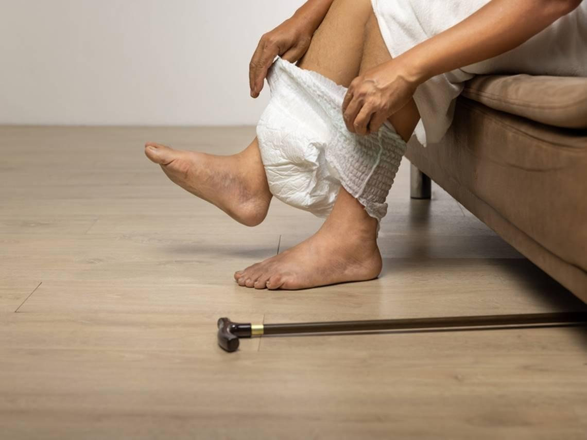 名醫脫光穿尿布、才懂失智父多難熬！泡在「花生醬芝麻糊綠茶」爛泥1小時實錄：胯下像蟲爬、下身陷沼澤