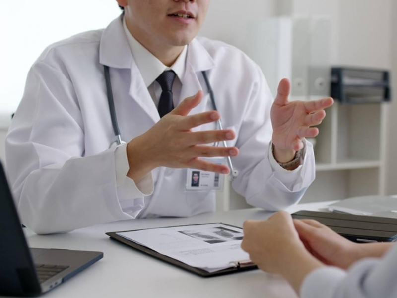 名醫慘痛告白：一場考試讓我「壓力大到吐血」！行醫多年驚人發現：簡單2習慣，不花錢降血壓、防腦中風