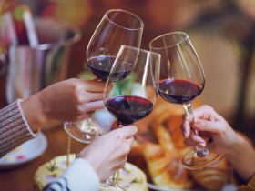 紅酒銷量20年大減25%、LV也遇衰退逆風...為什麼年輕人不再買單奢侈文化？Z世代帶來的巨大變化