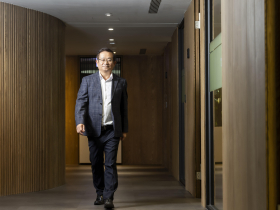 2025財經風雲人物系列1一直擊總部！信驊打造禪味的「家」，如何磨劍20年站上最高收盤紀錄「新股王」？