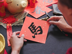 2026馬年吉祥話大全！長輩親戚、主管同事、朋友晚輩、創意諧音梗、寫春聯、英文版賀詞...70+萬用句一次收藏