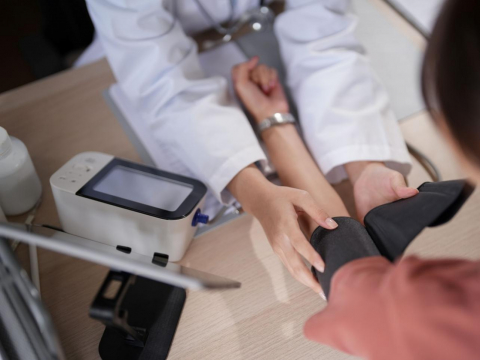 40歲女師飲食清淡，血壓卻飆170！吃藥仍失控手抖、心悸…5徵兆揪出「次發性高血壓」：有機會逆轉