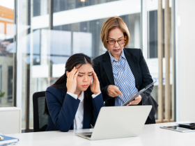 不聽員工說明、只信傳聞的上司，正在摧毀動力！如何運用「DESC法」重拾團隊信任