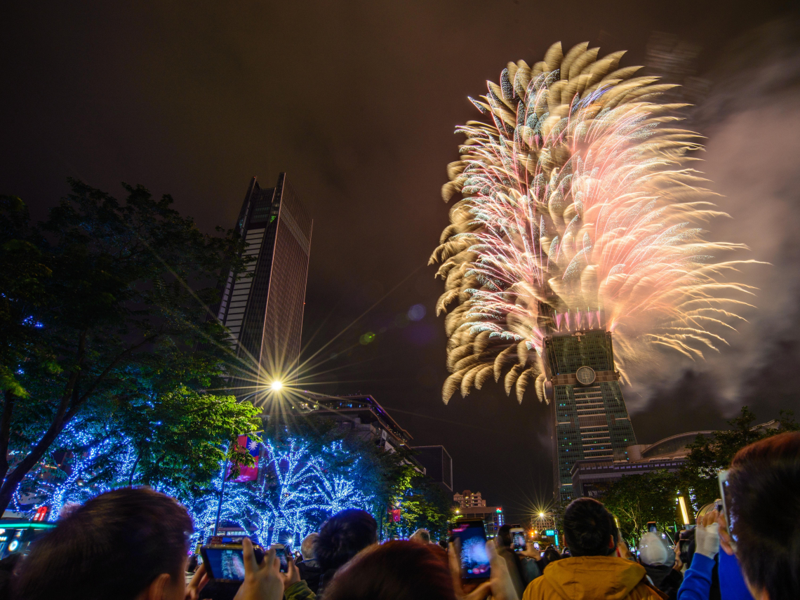 天氣／低溫14度！跨年天氣多濕？再來兩波寒流下探6度... 101煙火觀賞地點、風向、站位攻略必看