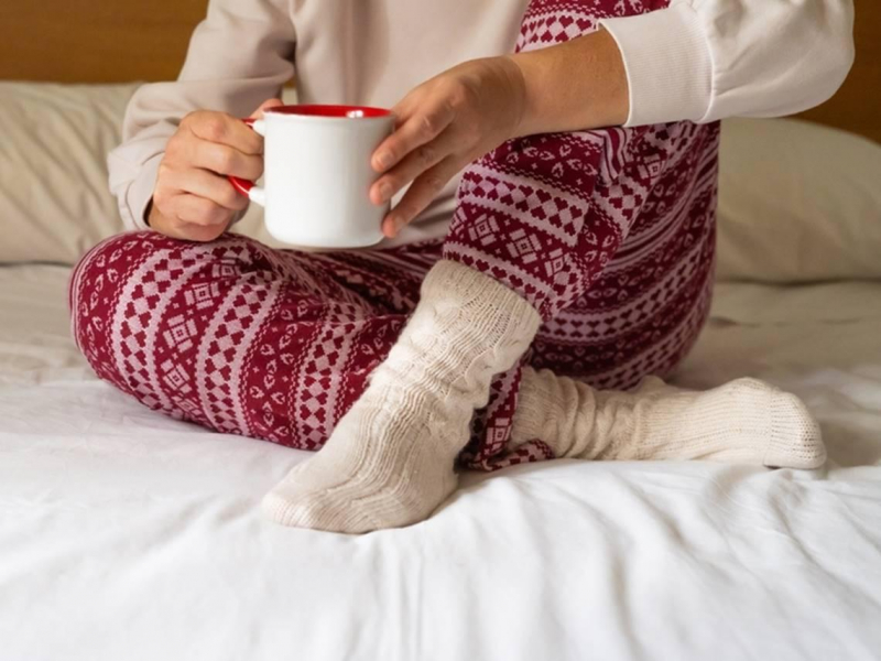 寒流來襲！冬天手腳冰冷，穿厚襪子保暖反而幫倒忙？醫學博士揭「越穿越冷」2關鍵：用「這小物」暖全身