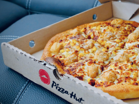 跨年夜訂必勝客披薩「4點等到8點」，他怨差點在門口跨年…消保官「可要求賠償」，業者道歉了