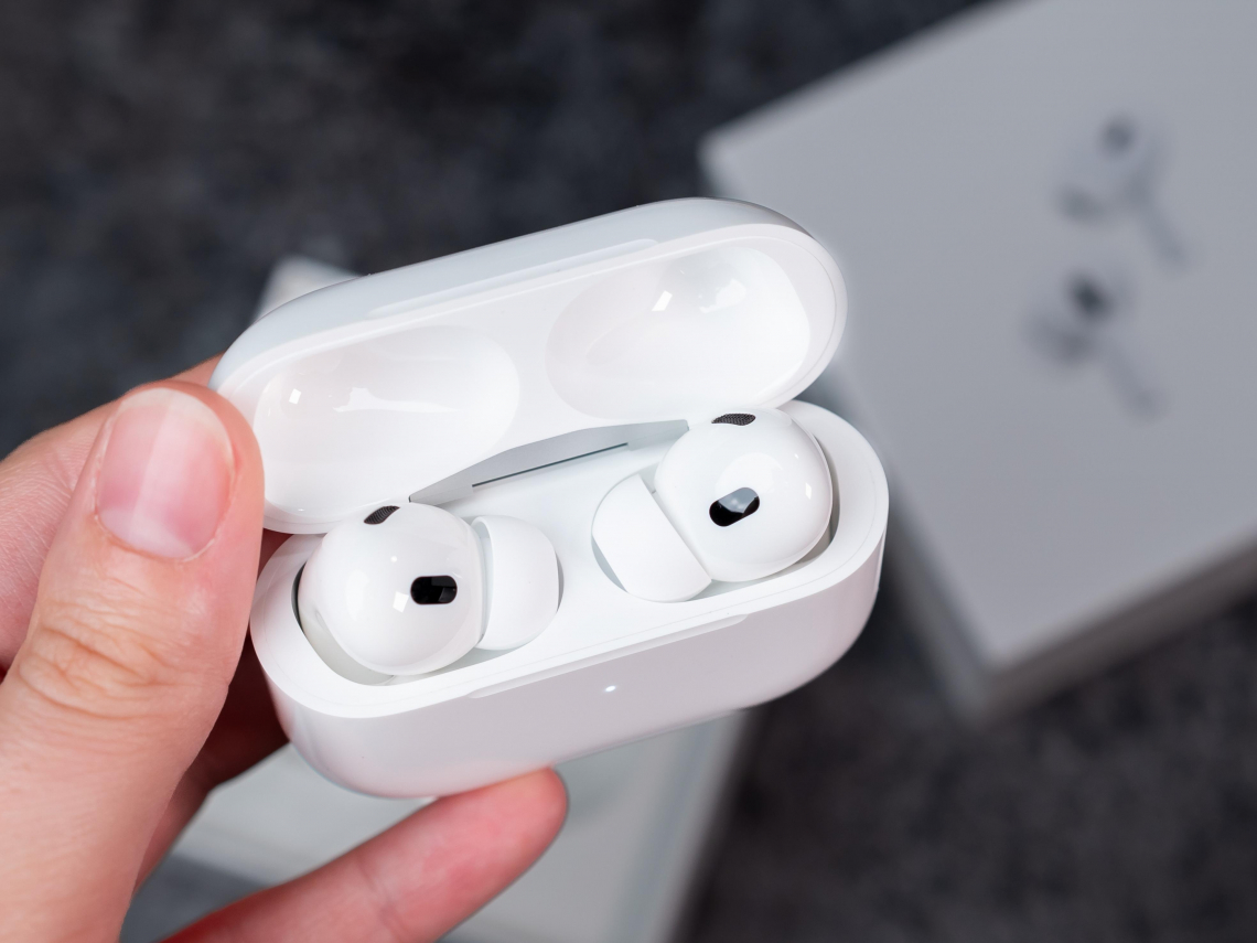 別再用酒精！AirPods髒了怎麼辦？清潔有3大禁忌，蘋果認證「2款卸妝水」有效清潔，完整步驟一次看
