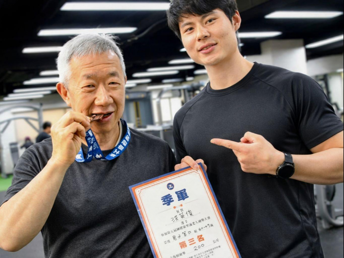 66歲婦產科名醫「硬舉」200公斤奪牌！肌肉不退化怎麼辦到的？每週只練2小時、飲食菜單曝光