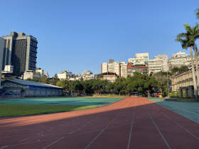要8歲童跑操場100圈、體育老師辯「我開玩笑」！跑8圈半才給停下，律師揭恐犯一罪：學生敢不聽？