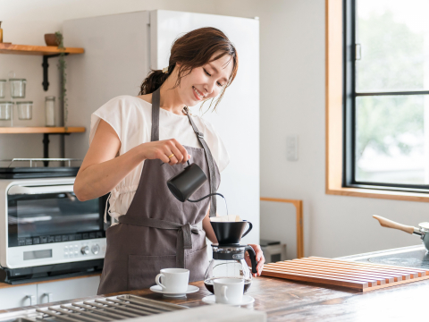 黑咖啡護腎？養生達人卻喝到快洗腎！咖啡豆、五穀粉濕湯匙一挖像餵毒…醫：毒素280度也殺不死