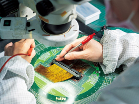 台廠出列  探針卡、測試座、自動化⋯17家AI鏈神隊友盤點 半導體測試夯後段設備冷灶熱燒