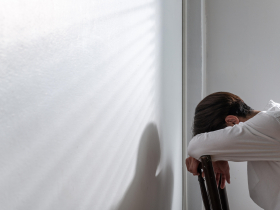 他老覺得胸悶、心悸「擔心可能癱瘓」，反覆就醫查無病因，竟是「慮病症」找上身…該如何治療？