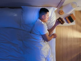 50歲後，10人有6人半夜被尿意叫醒…夜尿頻繁如何改善？他助8萬人找回熟睡：「睡前這樣做」一覺到天亮