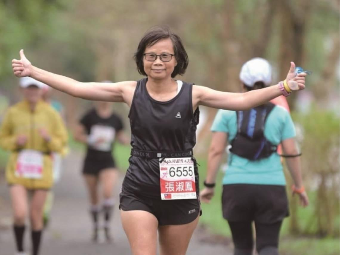誰說跑步傷膝蓋？車禍重傷頸椎，68歲屏東醫師嬤跑出超馬冠軍：做到3件事讓「膝蓋越跑越強壯」