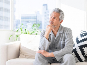 64歲大叔坐擁2千萬財富，為何堅持要打工？寒冬獨自昏倒冰冷浴室醒悟：死在家裡沒人知「光有錢沒用」