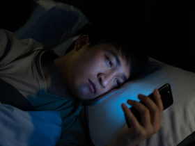 關燈滑手機很傷眼？為什麼開燈滑更危險？清大教授破除護眼迷思：手機亮度「專家無一例外這樣調」