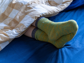 天氣冷不能穿襪子睡覺？醫師破除迷思：穿對了會更好睡、夜醒次數減少！「好眠開關」3類人不適合