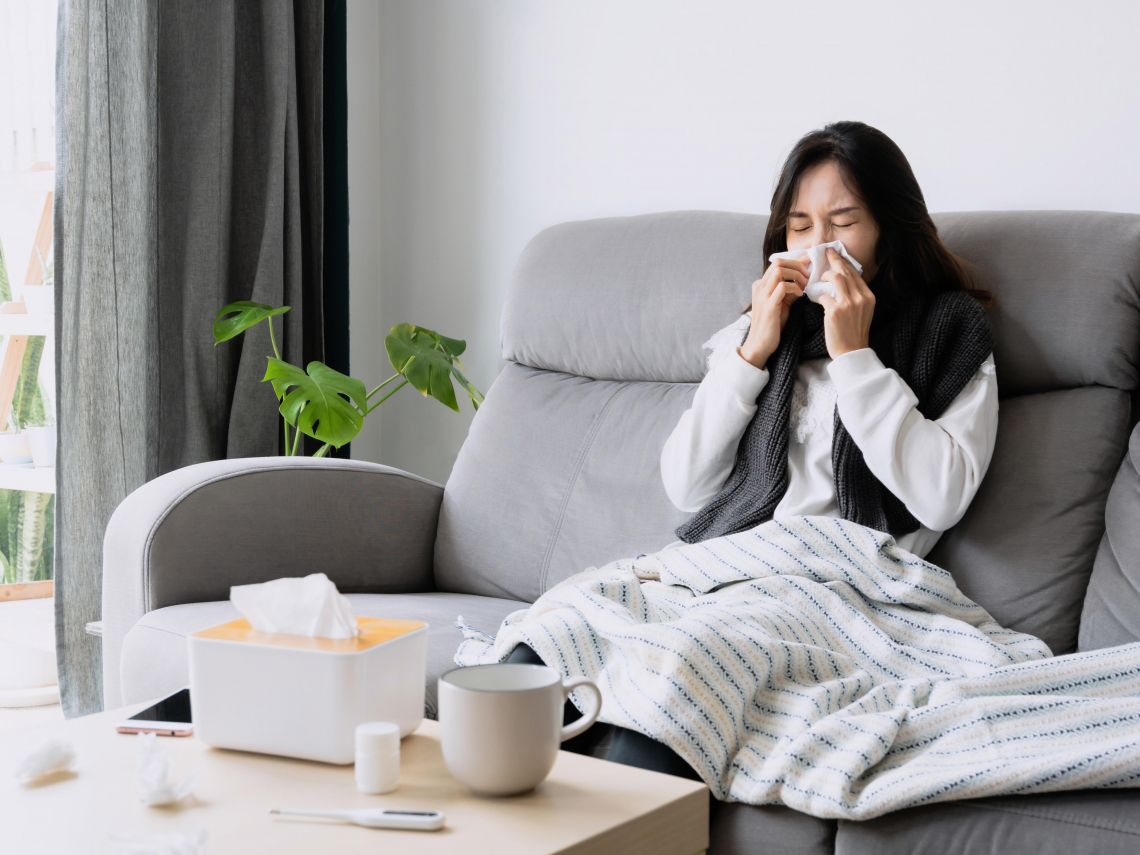 鼻病毒是什麼？無特效藥致死率、症狀曝光！中國疫情升溫春節恐侵入台灣…和流感哪不同？這群人要小心