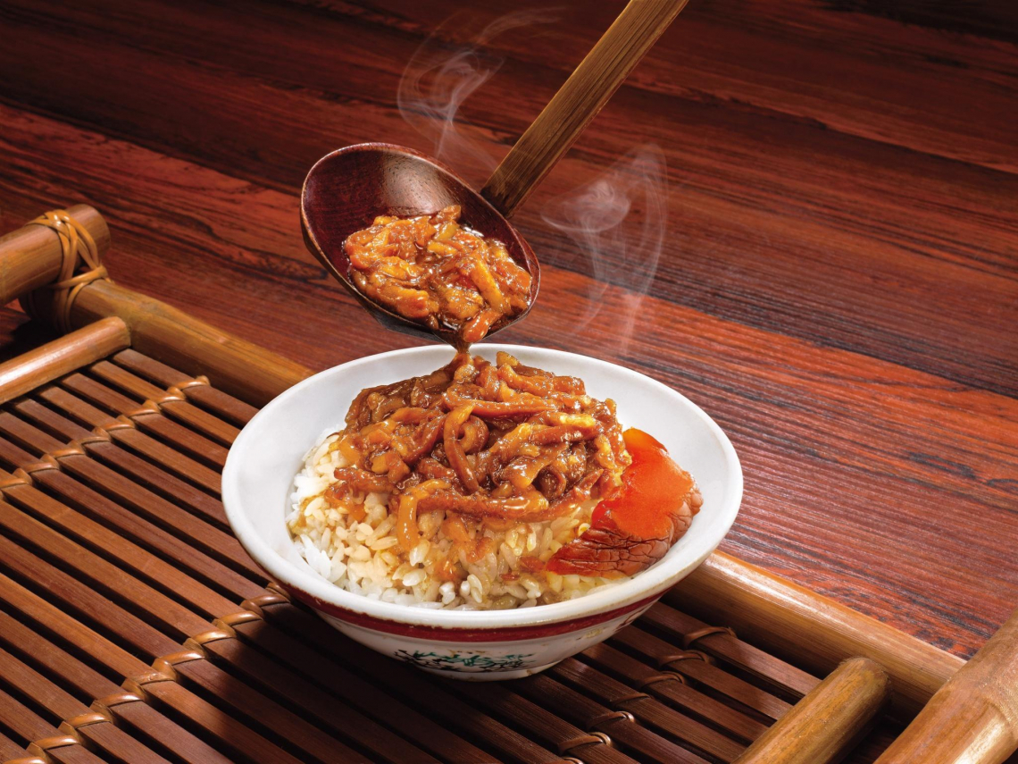 鬍鬚張小碗魯肉飯71元、阿城鵝肉半隻快千元！我家牛排和路易莎也全漲價，再來雞蛋也要漲：荷包君好苦