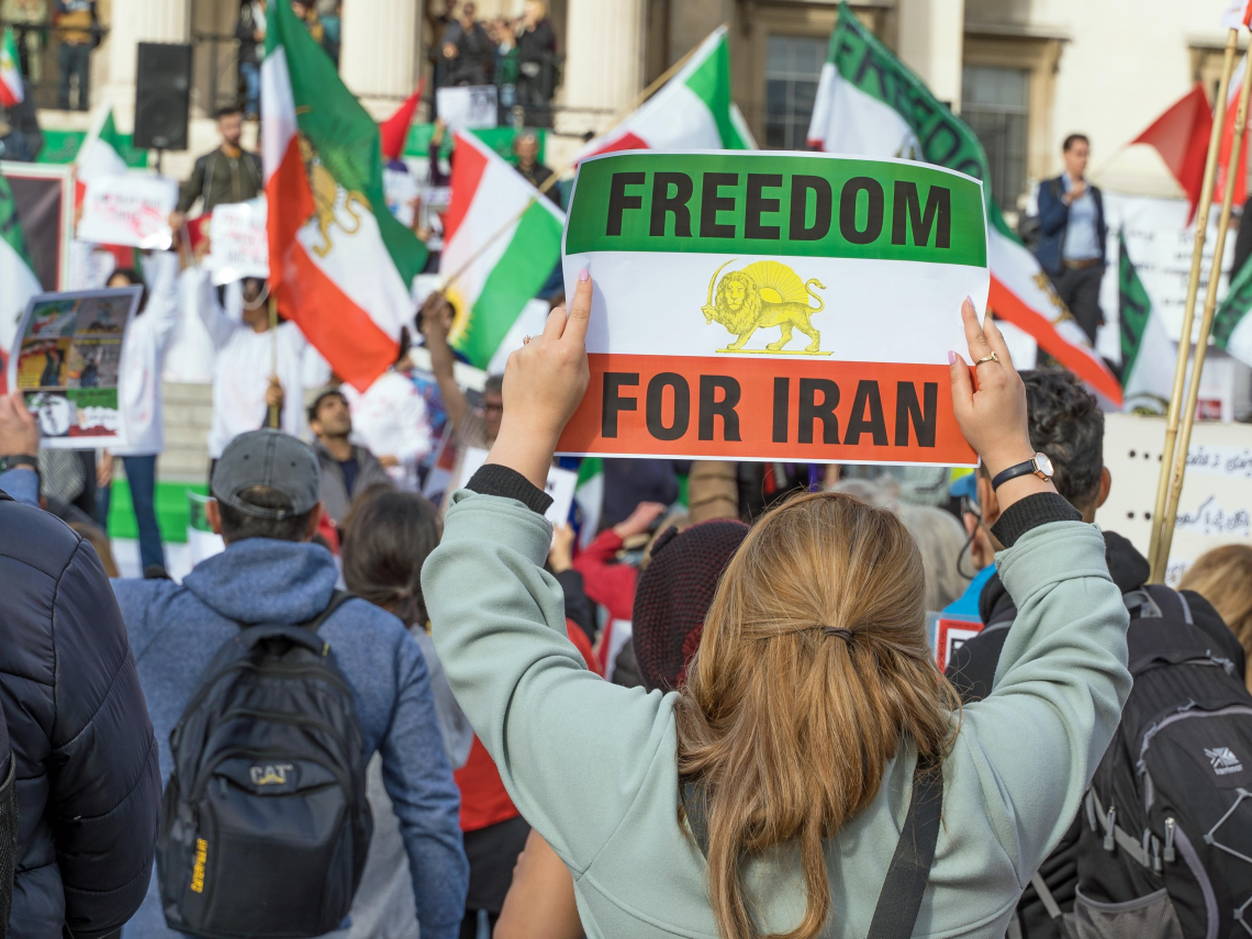 空襲伊朗川普鐵了心？宣布撤僑同步施壓25%關稅！伊朗示威鎮壓畫面流出「滿地罹難者」，死亡已逾6千人