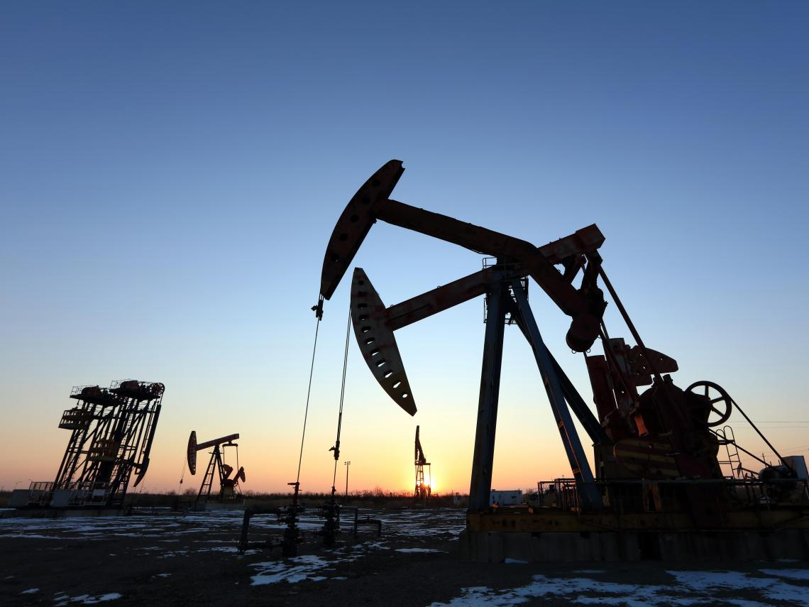 國際油價瞬間飆3%，原來川普向伊朗示威者喊「這句話」！靠操控地緣政治收緊石油平衡，這招行得通？