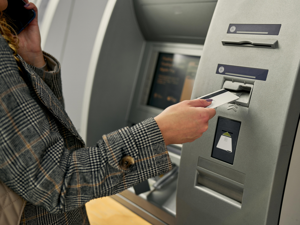 ATM領錢注意！戴口罩、安全帽提款機台會「嗶嗶叫」，中信、國泰、兆豐…哪些銀行試辦？在醫院怎辦？