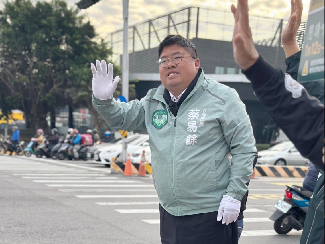 民進黨初選／蔡易餘大勝黃榮利、代表參選嘉義縣長接棒翁章梁！喊話團結嘉義隊為核心，可望對壘王育敏？