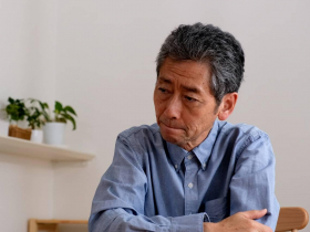 養老院倒閉變流浪老人！74歲翁淪落3坪雅房，存款600萬也租不到房：賣掉老家一生最蠢決定「沒房就沒尊嚴」