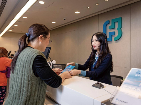 阿伯解定存「匯入自己帳戶」，竟是詐騙陷阱！資深行員教戰：對方要你在銀行做這3件事，必屬詐騙