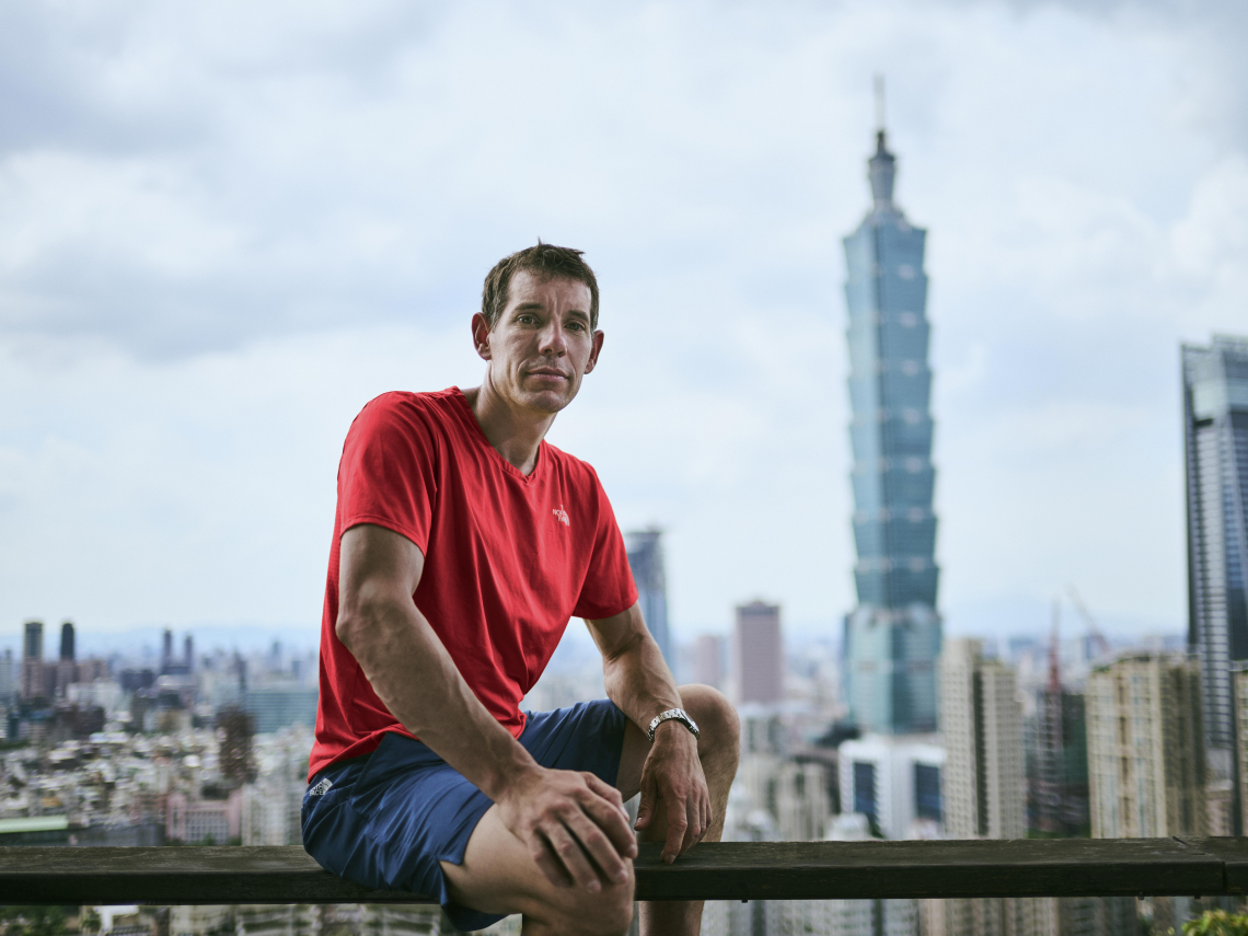 徒手攀登101的霍諾德是誰？Netflix直播線上看！等13年圓夢，親曝2小時沒防護爬頂端最大困難點