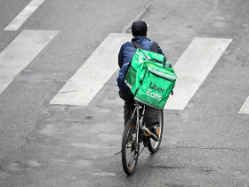 萬事達卡前副總裁48歲轉職沒錢了，改去跑Uber親友說淪落…哥大碩士畢被當隱形人：學會謙卑對人微笑