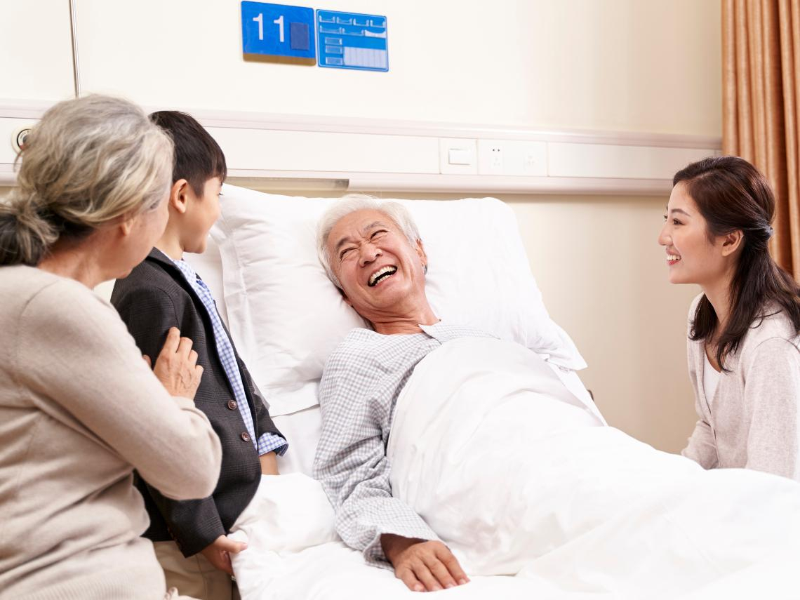 探病送禮推薦什麼？水果、雞精、蜆精、燕窩、亞培安素...藥師盤點13大常見禮物：這4種最萬用「什麼病住院都合適」