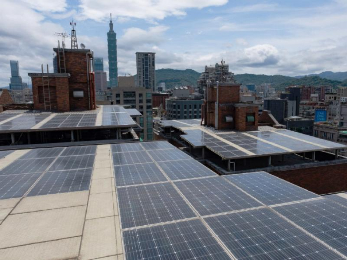 屋頂光電子法拍板，新建物300坪以上須設太陽光電，為何上路時程仍卡關？