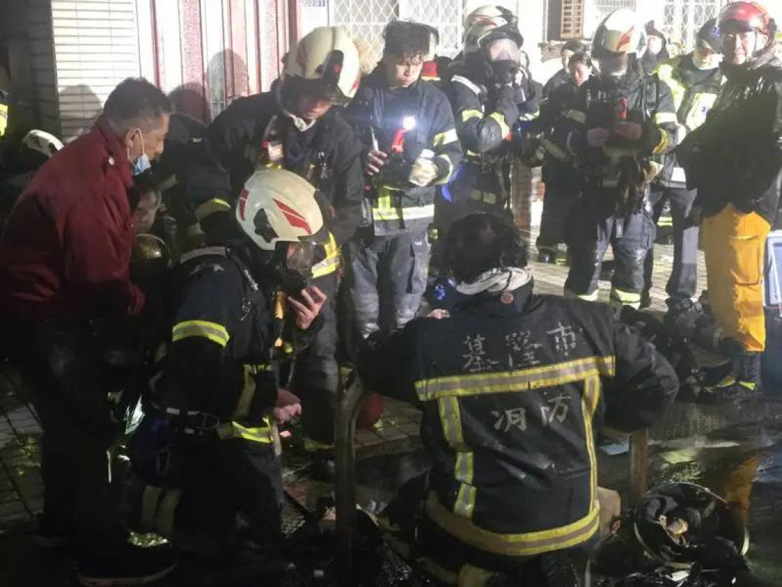 基隆火災／詹能傑小隊長「脫面罩」救人殉職，三進火場最後3分鐘畫面曝光，憂心同僚：裡面像衣服山要小心