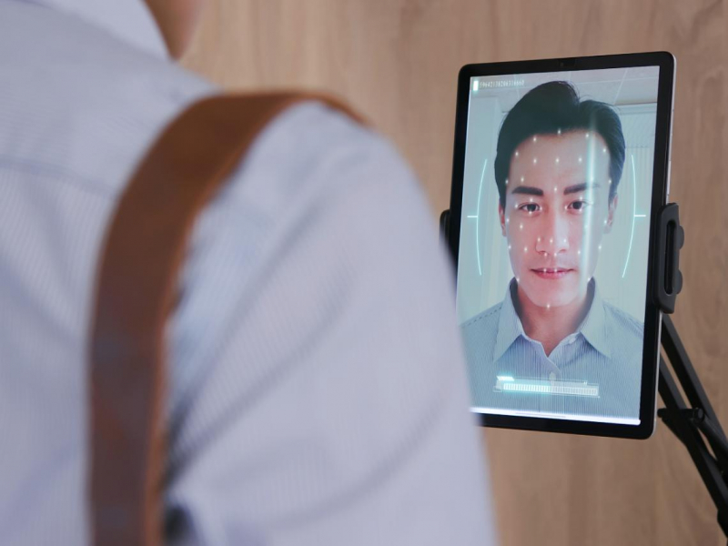 老闆要求「刷臉、掃指紋」打卡合法嗎？員工拒絕能記曠職？人資必看！「自保3眉角」不踩勞資地雷