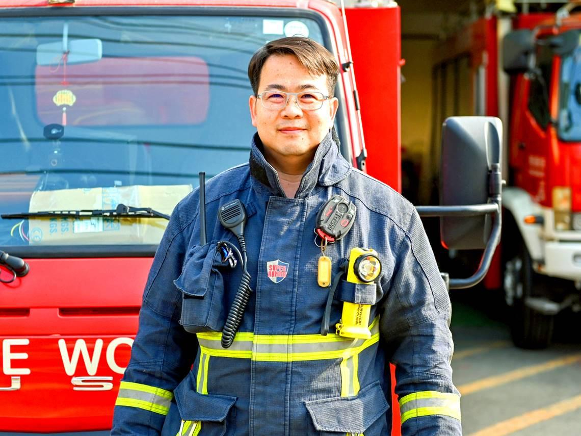 消防員進火場3分鐘遇閃燃，熱浪像海嘯撲來「我是不是快死了」：我們不是天生英勇，背負責任走進黑暗