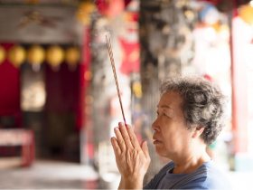 2026過年拜拜攻略！從除夕到初一，拜祖先地基主、求財運貴人升遷：時間、供品、流程、祈求口訣一次學會