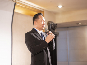 初代「少年股神」蕭漢森1500萬交保！涉操縱7檔個股海削4000萬…10幾歲就會看盤，家族背景起底