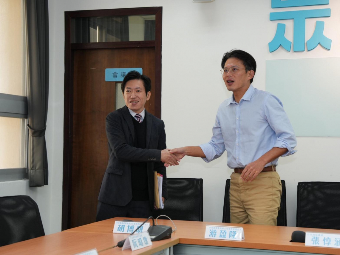 送黃國昌資料酸「非密件可帶出去看」眾人笑翻...張惇涵率被提名人拜會朝野黨團：總預算付委就能公開辯論