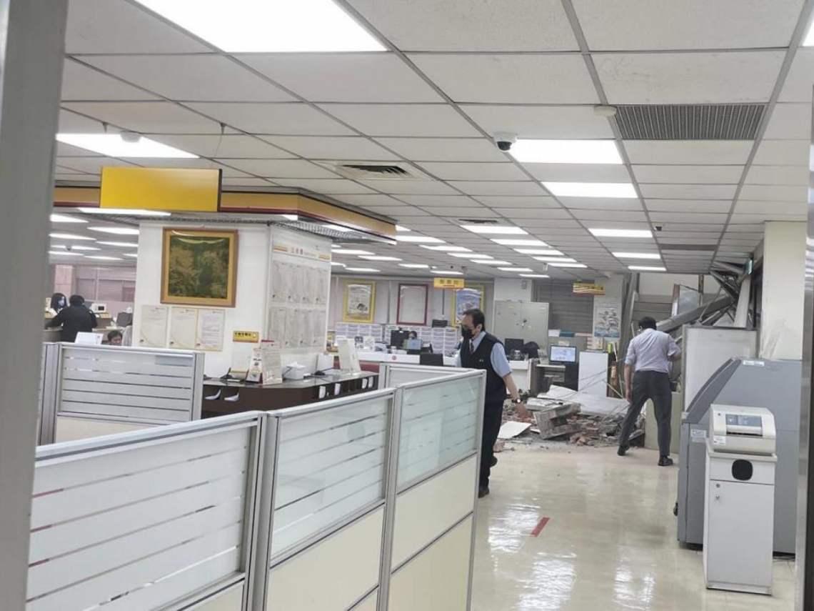 三立採訪車衝撞南京東路彰銀、10人輕重傷！現場畫面曝光，整台車卡進去、提款機都撞爛，三立電視發聲