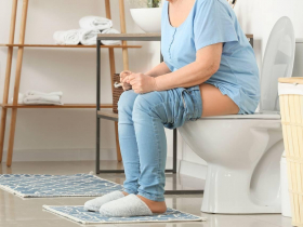 不少人在廁所猝死，原因竟是便祕！為何會增加心肌梗塞、中風危機？醫師曝4個簡單習慣，讓排便更順暢