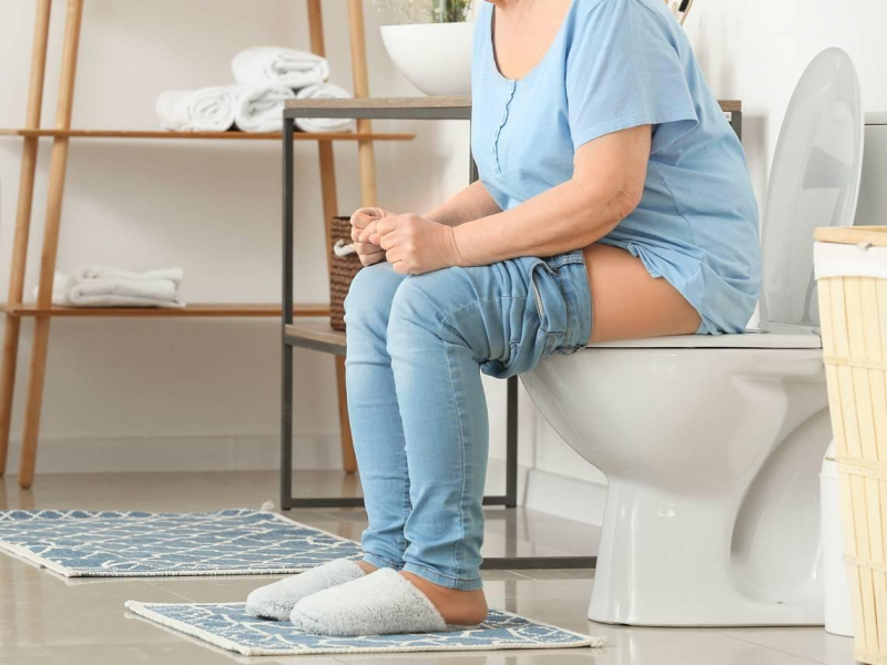 不少人在廁所猝死，原因竟是便祕！為何會增加心肌梗塞、中風危機？醫師曝4個簡單習慣，讓排便更順暢