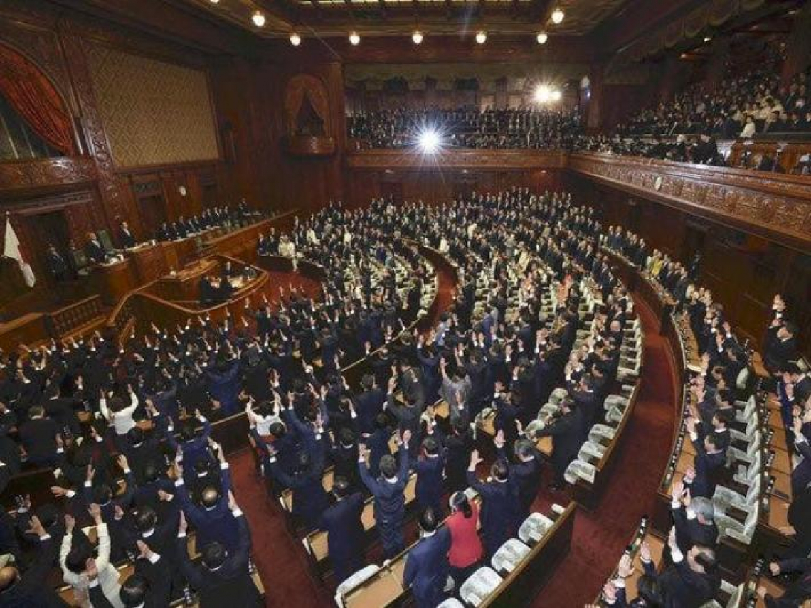 高市早苗解散國會！眾議員高呼「萬歲」形成「荒謬又具日本政治特色」畫面…矢板明夫揭背後意義