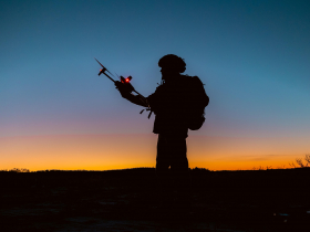 「擾亂器」是什麼？讓馬杜洛護衛隊吐血倒地、站起來都做不到！川普親揭美秘密武器：連中俄火箭都失效