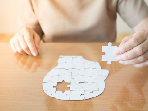 1年內急速退化！早發性失智最快40歲發病…「與時間賽跑」守住腦力：2新藥有何不同、誰適用？