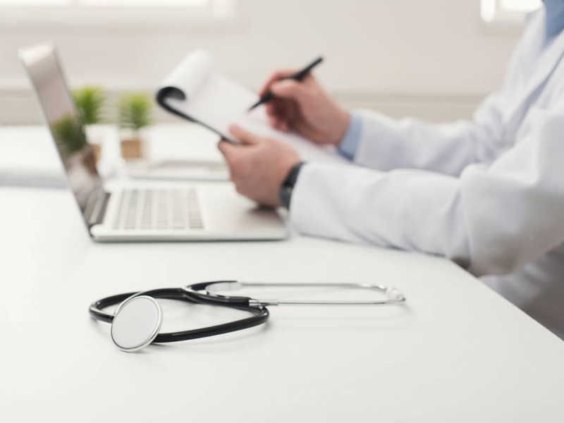 醫師月入百萬腰斬剩40萬，不想窮忙了！靠「8間房收租」不到60歲提早退休、每月出國一次，給我3個人生啟示