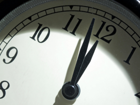 影／「末日鐘」世界毀滅倒數85秒！為何快了4秒創紀錄？有3大威脅「台灣被點名」，連AI也上榜