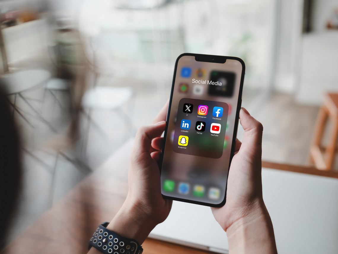 法國禁止15歲以下使用社群媒體，馬克宏「孩子的大腦不是商品！」英國、愛爾蘭...哪些國家擬跟進？