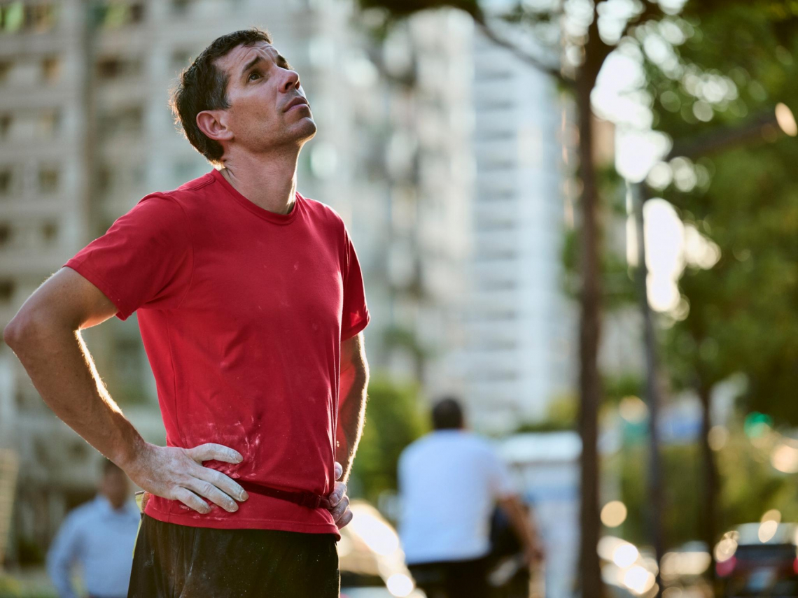 攀101大樓90分鐘賺2千萬、端盤子月薪5萬卻沒人做：薪水從不看輕鬆，只看你有多稀缺