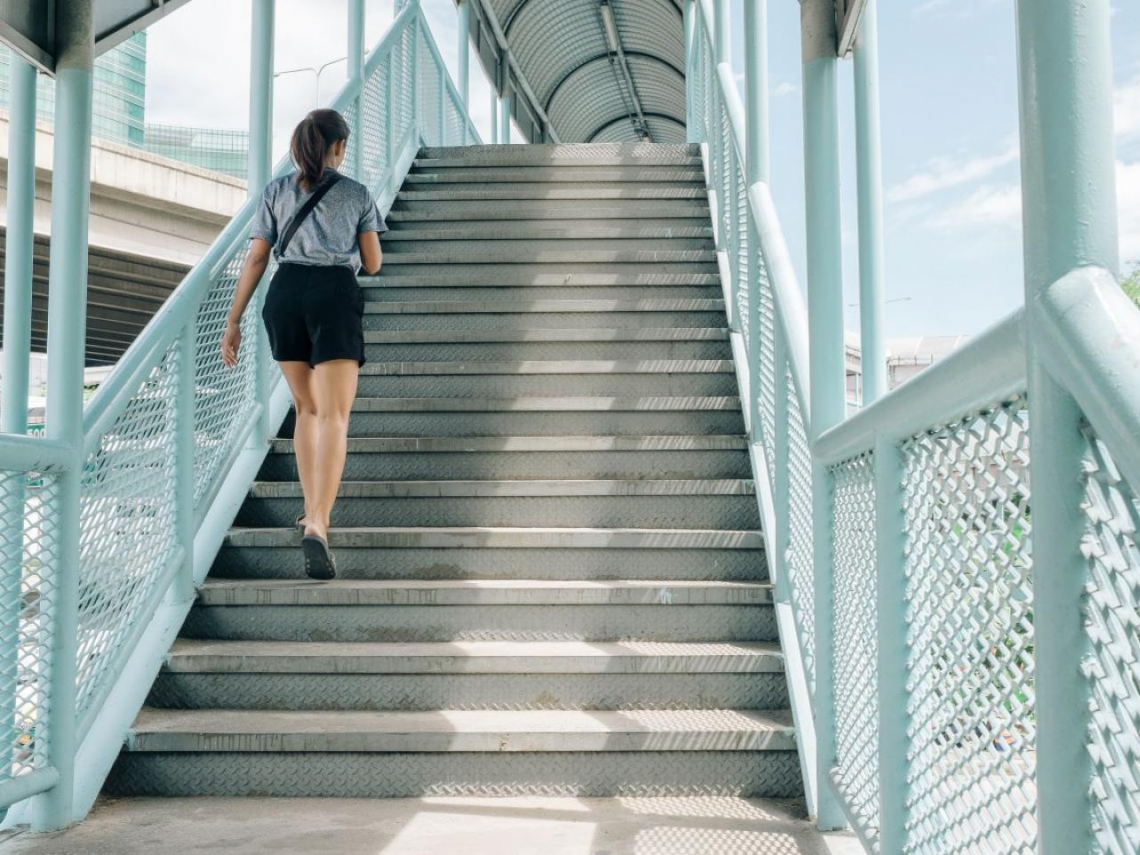 吃完飯立刻爬樓梯，1分鐘有效降血糖！醫曝「每分鐘●●步」就夠：不用走到氣喘吁吁、效益超乎想像